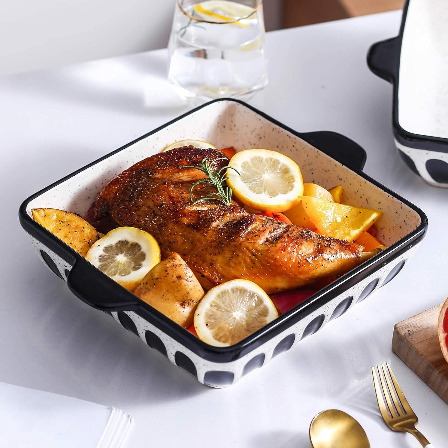 Porcelain Cake Pan Baking Dish 8.7 Inch Baker Square Brownie Pan with Double Handle for Casseroles Lasagna, Black